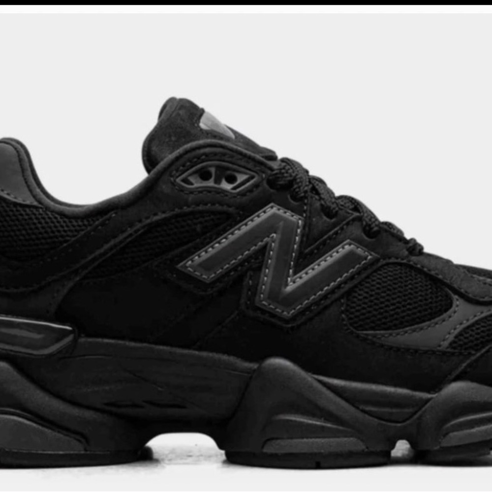 New Balance Men’s Black Chunky Athletic Sneaker